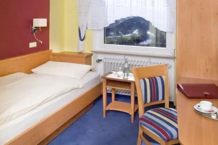 Room 9 of 11