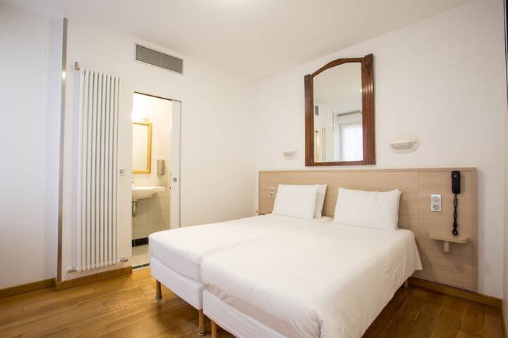 Room 9 of 43