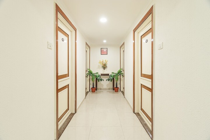 Ballroom/Hall 33 of 34