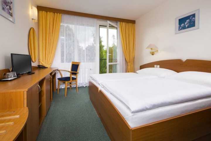 Room 4 of 40