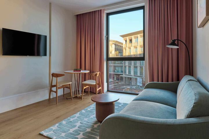 Room 5 of 68