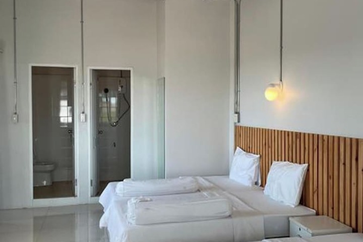 Room 15 of 77