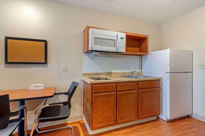 Standard Studio 1 Double Bed Refrigerator, Microwave (11 of 11)