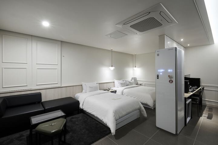 Room 8 of 110