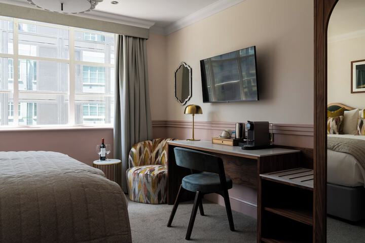 Room 30 of 143