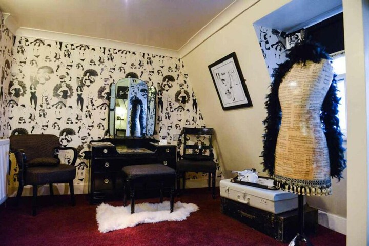 Room 37 of 272