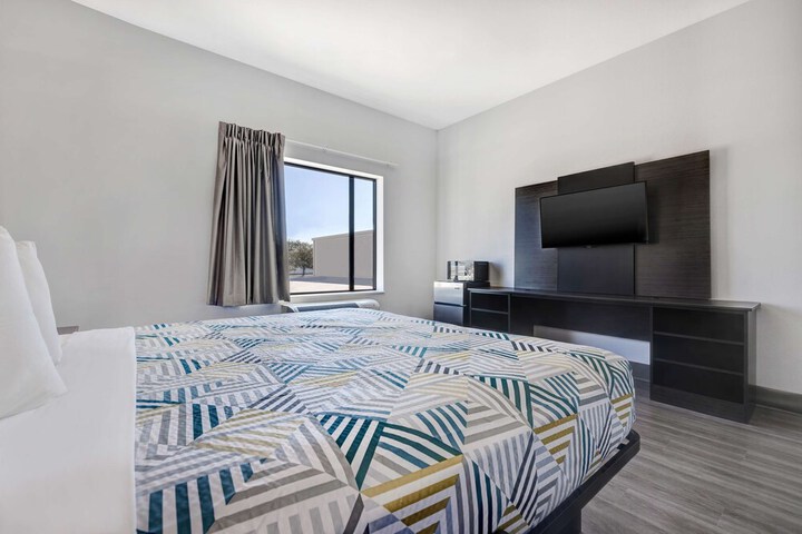 1 King Bed Hearing Accessible (2 of 10)