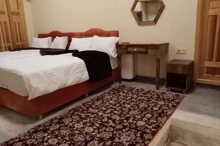 Room 8 of 16