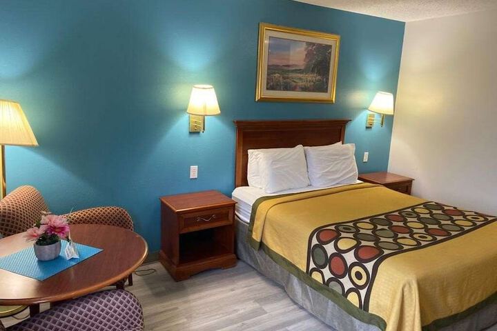 1 Queen Bed (5 of 22)