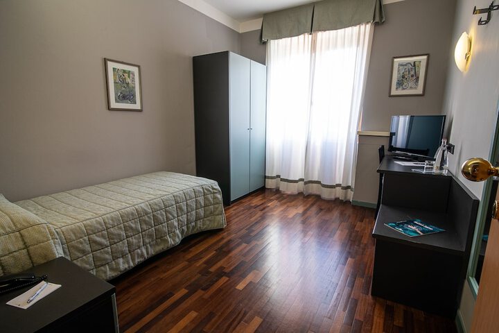 Room 7 of 19