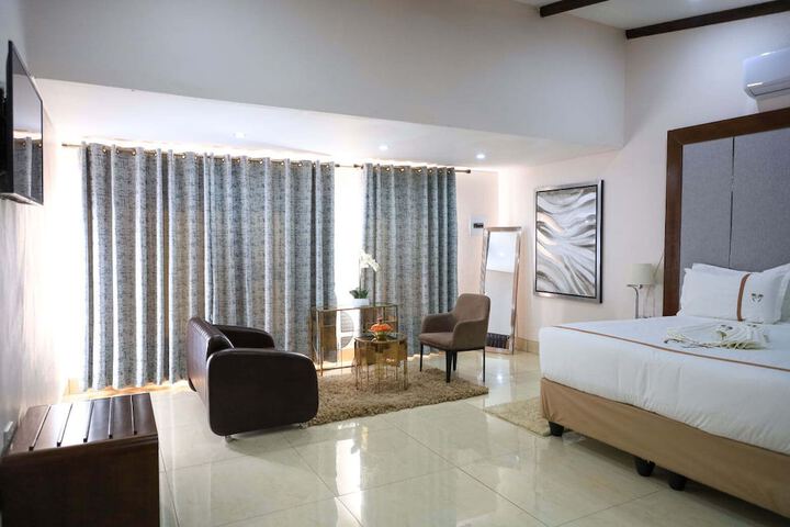Room 13 of 18