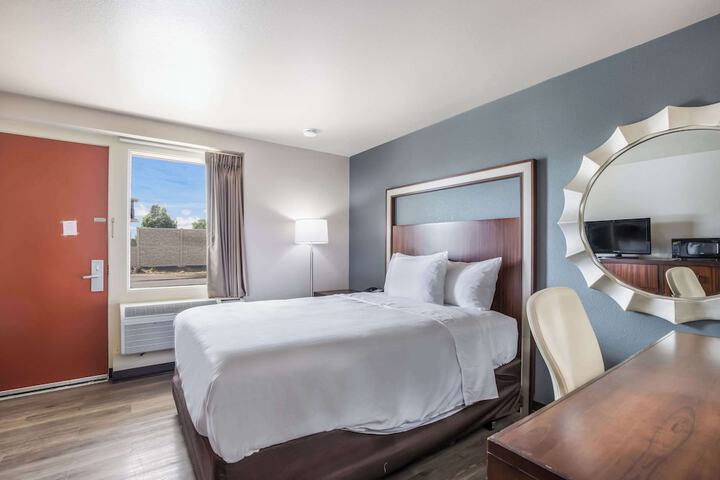 1 Queen Bed (12 of 29)