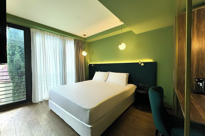 Room 12 of 104