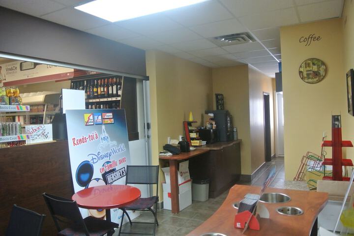 Lounge 23 of 28