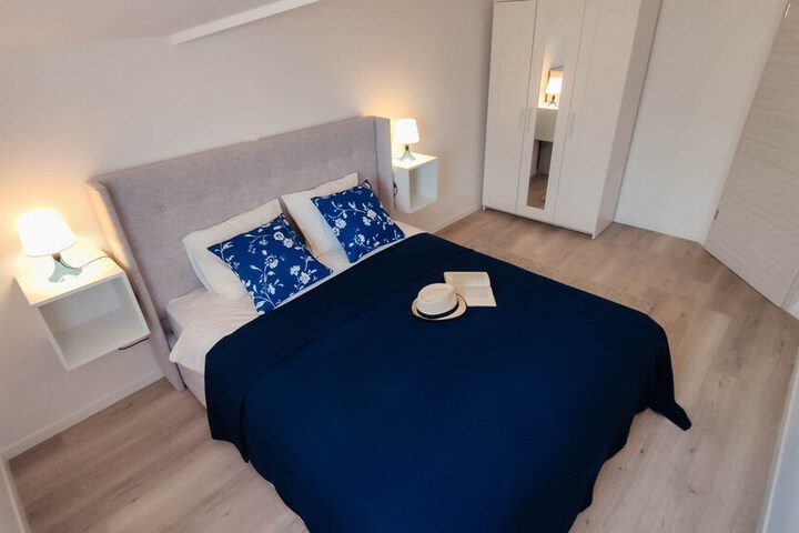 Room 12 of 72