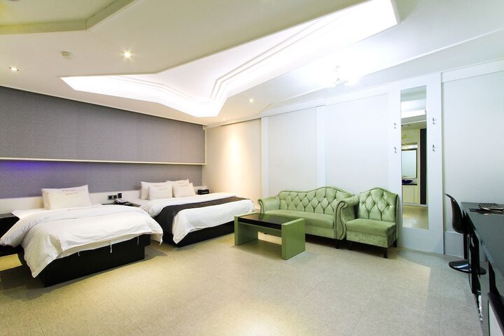 Room 34 of 80