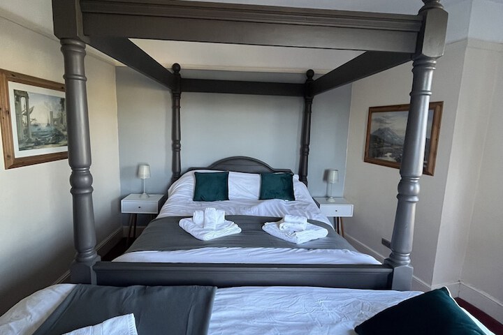 Room 11 of 37
