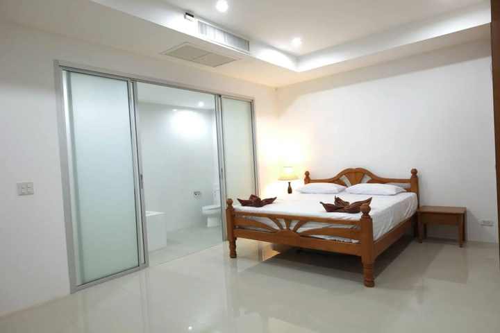 Room 5 of 18