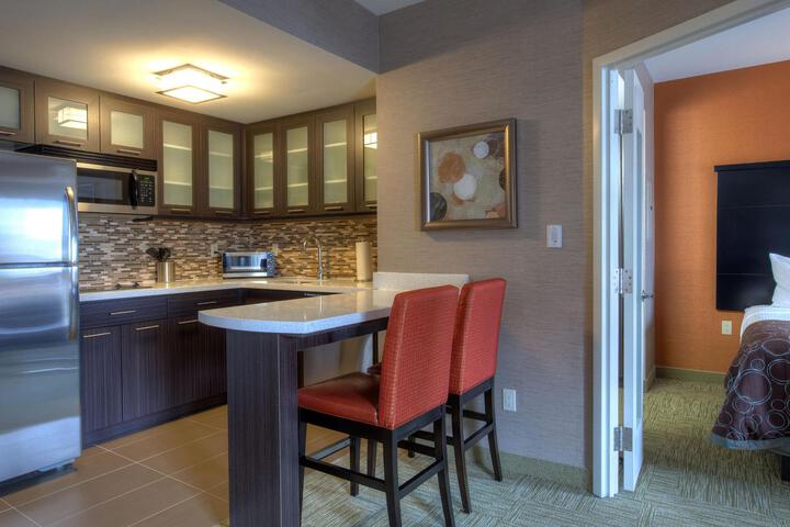 1 Queen Studio Suite Full Kitchen Single Sofa Bed (6 of 28)