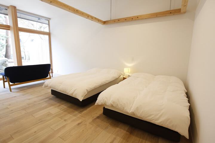 Room 4 of 83
