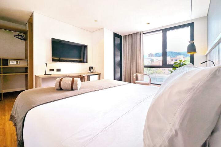Room 10 of 32