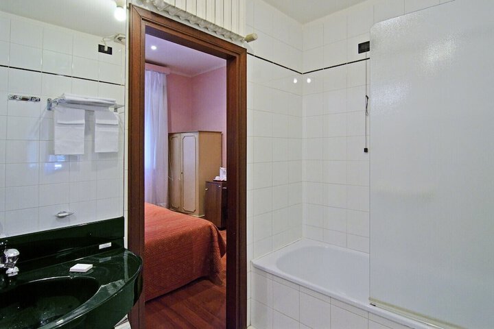 Room 32 of 85