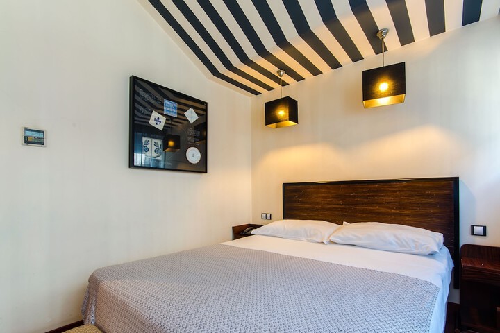Room 13 of 27
