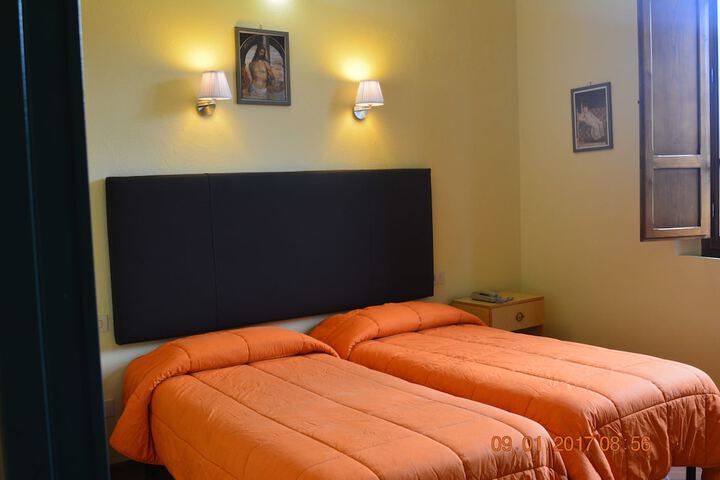 Room 16 of 38