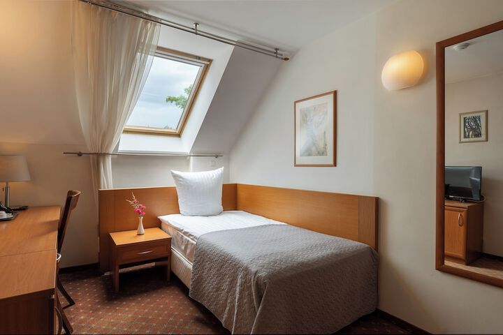 Room 9 of 80