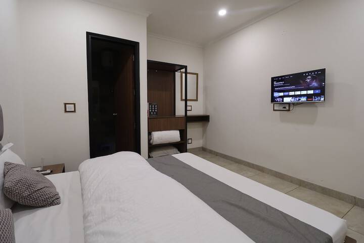 Room 17 of 80