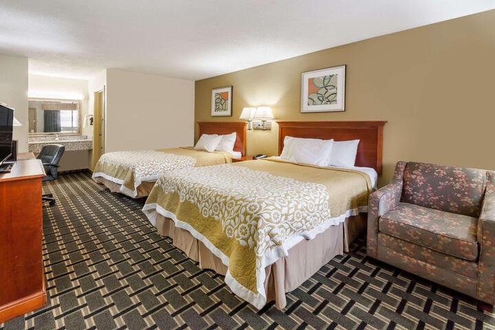 1 Queen Bed (7 of 12)