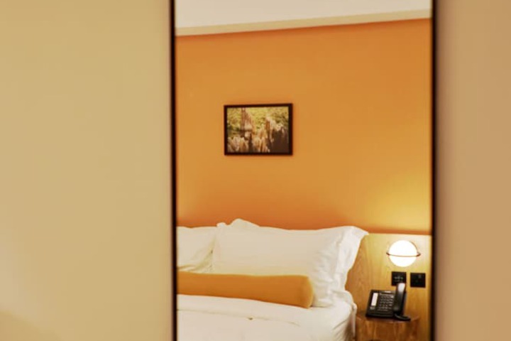 Room 11 of 32