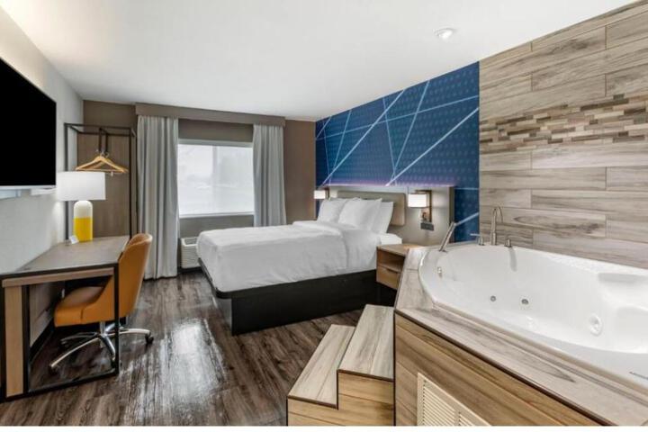 1 King Bed Efficiency (3 of 8)