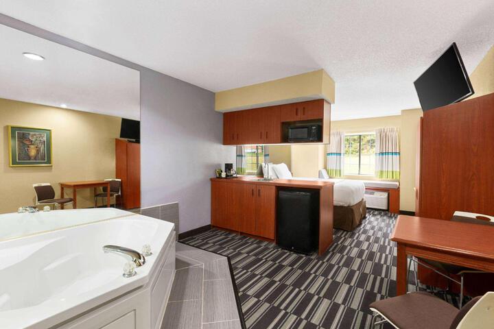 1 Queen Bed (21 of 25)