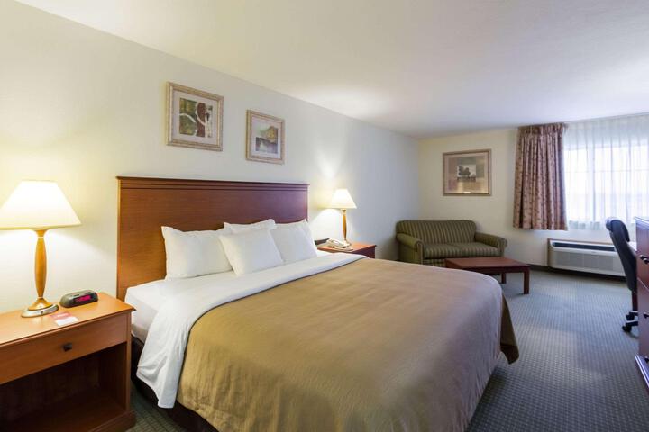 1 King Bed Mobility Accessible Bathtub with Grab Bars (18 of 23)