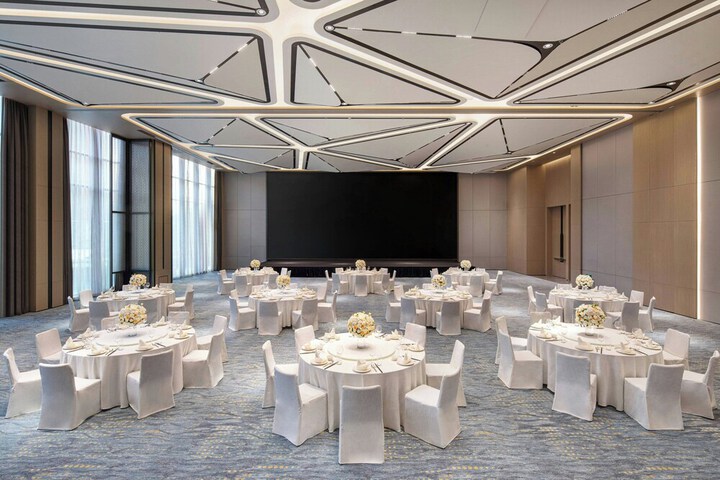 Ballroom/Hall 34 of 39