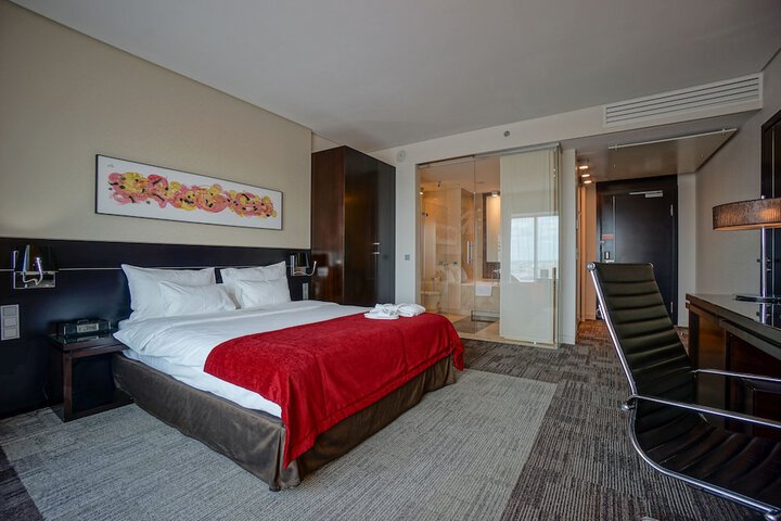 Room 9 of 94