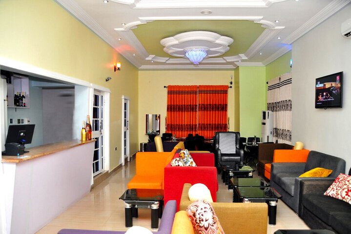 Lounge 25 of 39
