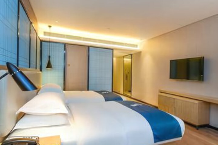 Room 13 of 18