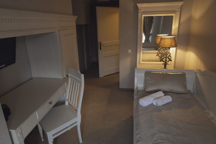 Room 4 of 33
