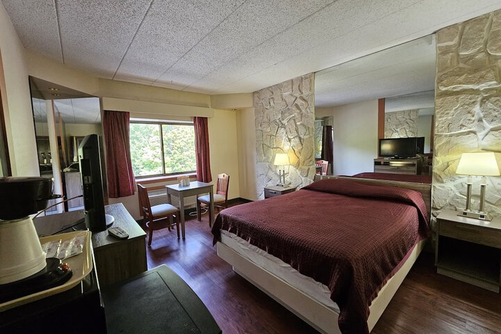 1 Queen Bed (15 of 22)