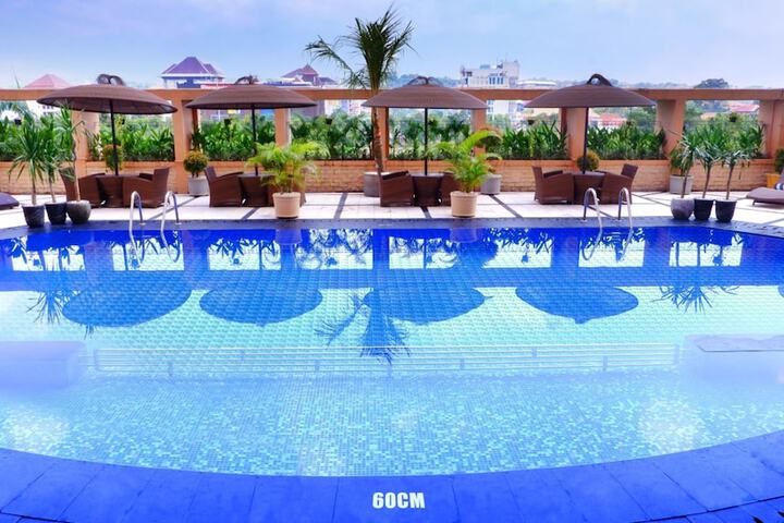 Hotel with Pool