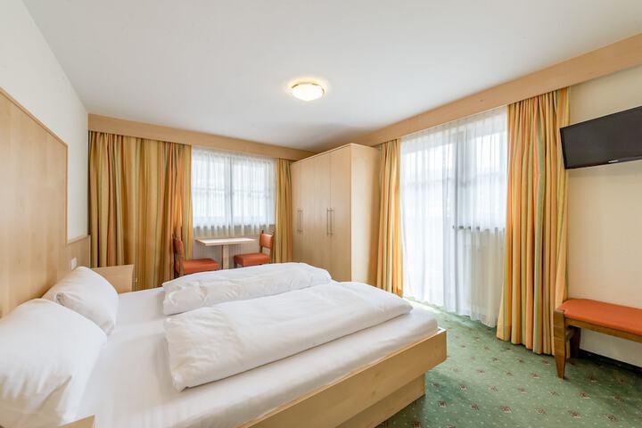 Room 3 of 47
