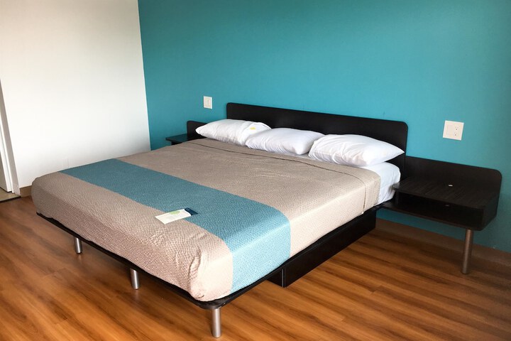 1 King Bed Micfridge (2 of 18)