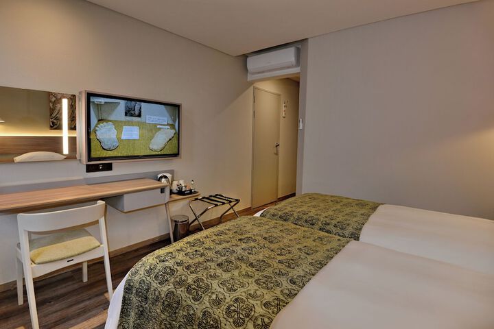 Room 9 of 25