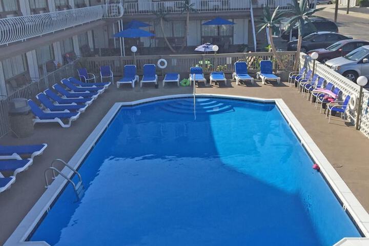 Pool 30 of 44
