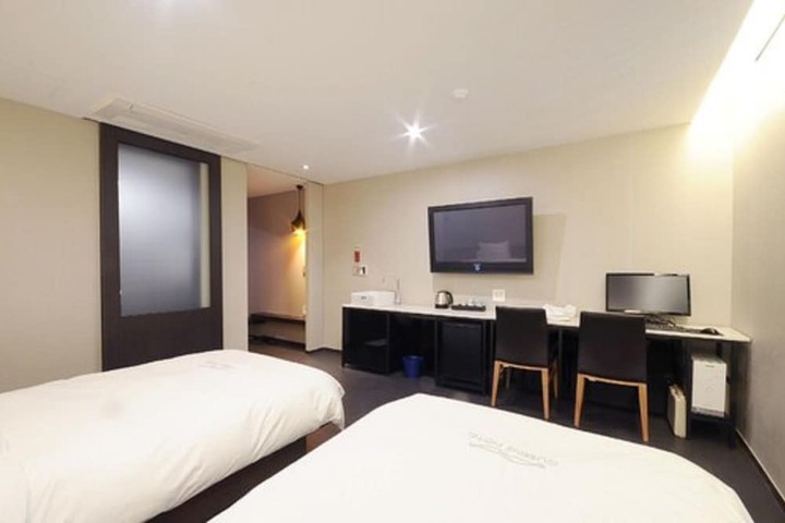 Room 12 of 32