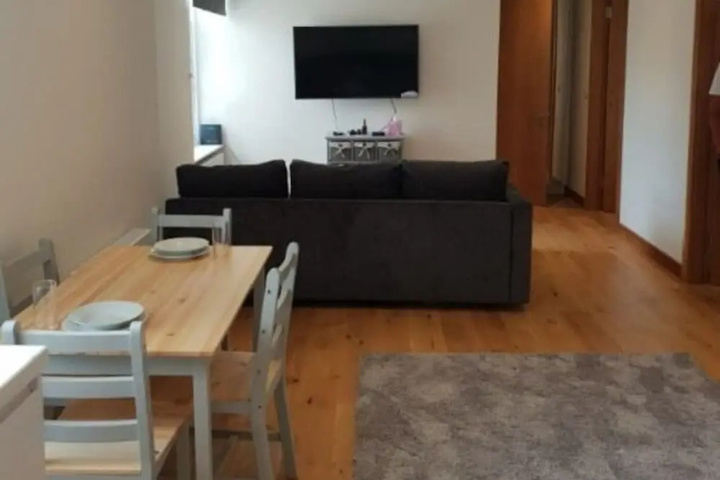 Room 4 of 9