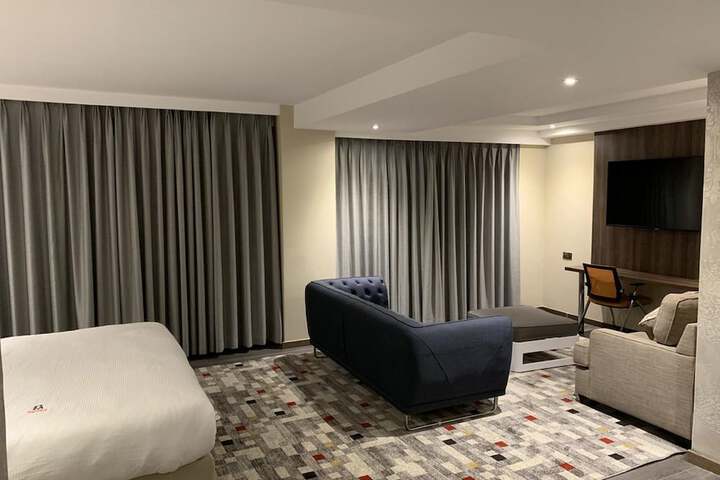 Room 6 of 32