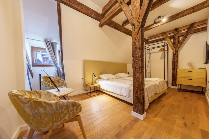 Room 10 of 28